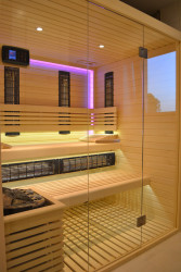 Nowoczesna sauna z pełnym przeszkleniem
