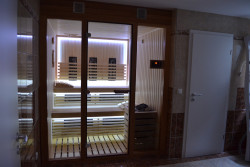 Przeszklona sauna ze szprosami